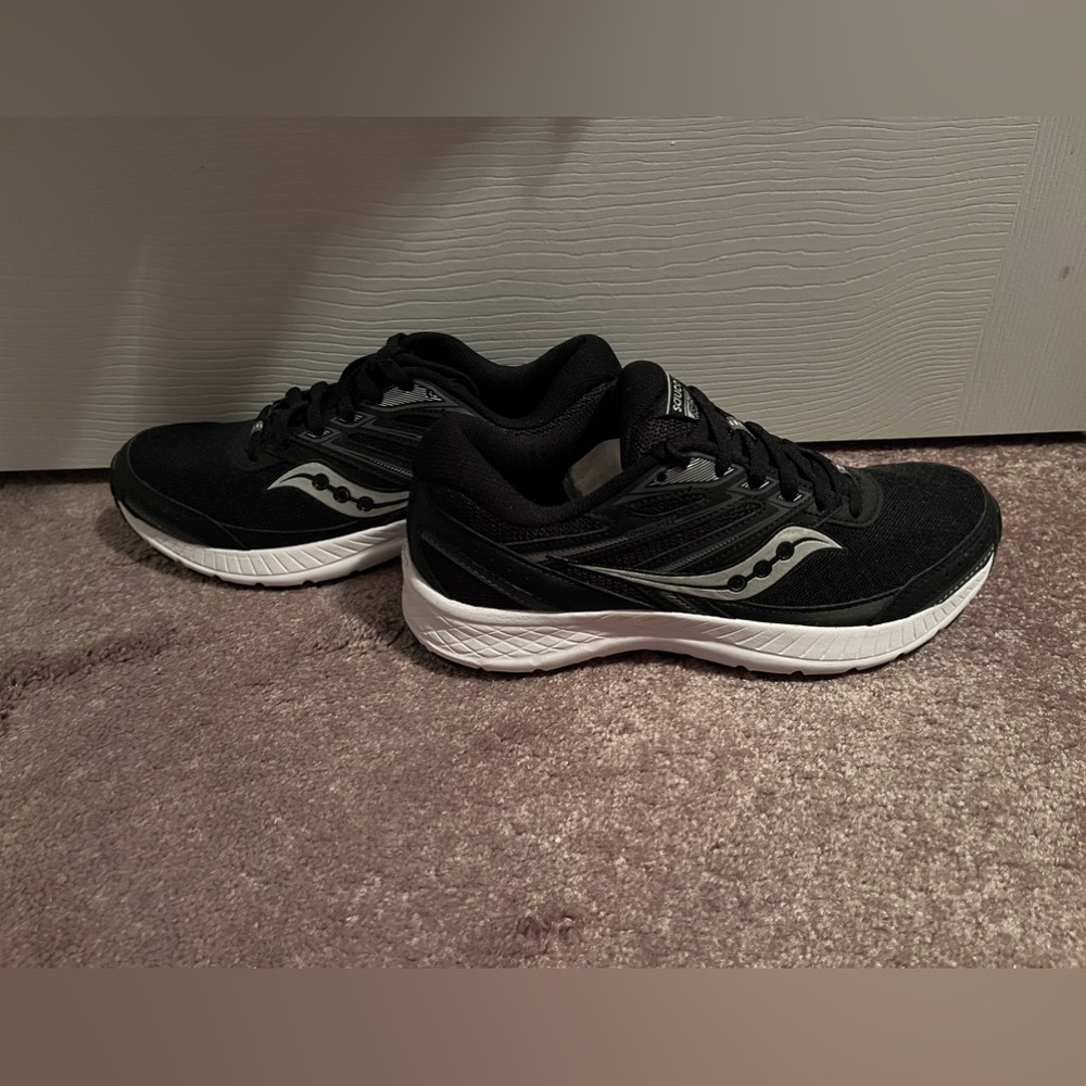 Brand new Saucony women’s running shoes size 8 1/2 with Versafoam